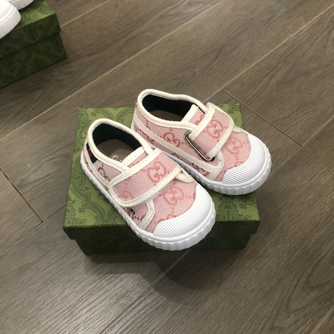 Children's shoes child